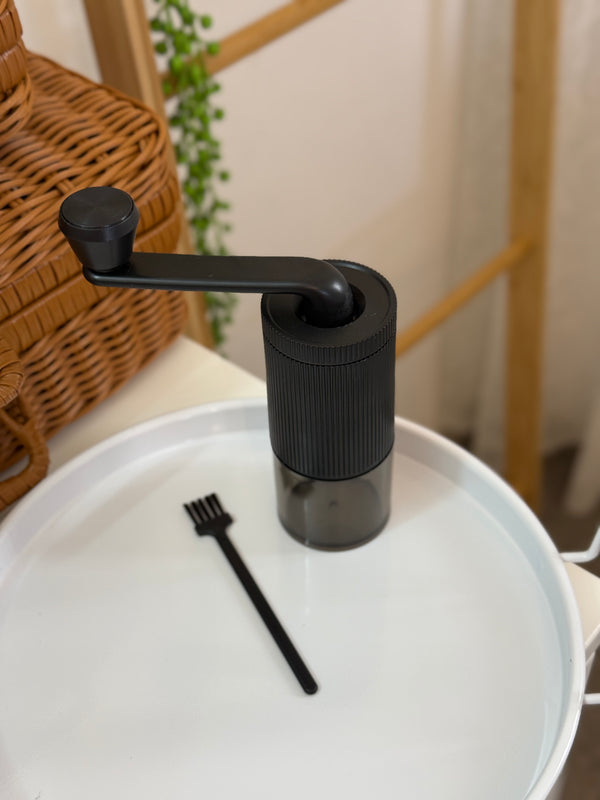 مطحنة قهوة يدوية مع فرشاة للتنظيف